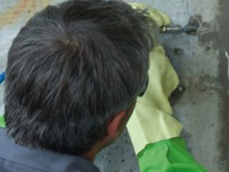 Injektion von KÖSTER 2 IN 1 in einen Betonriss