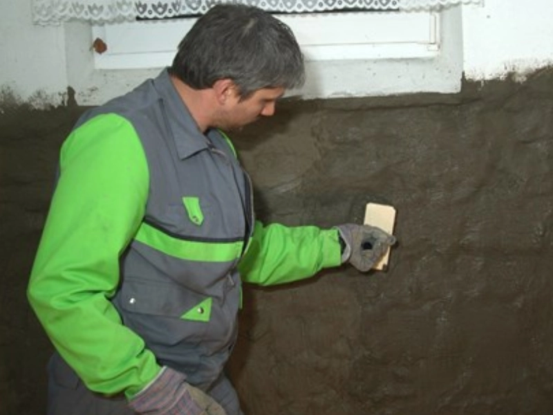 Auftrag von KÖSTER Sanierputz auf eine abgedichtete Kellerwand